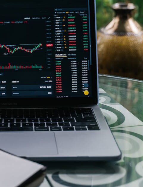 découvrez la blockchain, une technologie révolutionnaire qui transforme la façon dont nous échangeons des informations et des valeurs. plongez dans les principes de cette architecture décentralisée, ses applications variées dans les secteurs financier, logistique et au-delà, et comprenez comment elle garantit transparence, sécurité et efficacité.